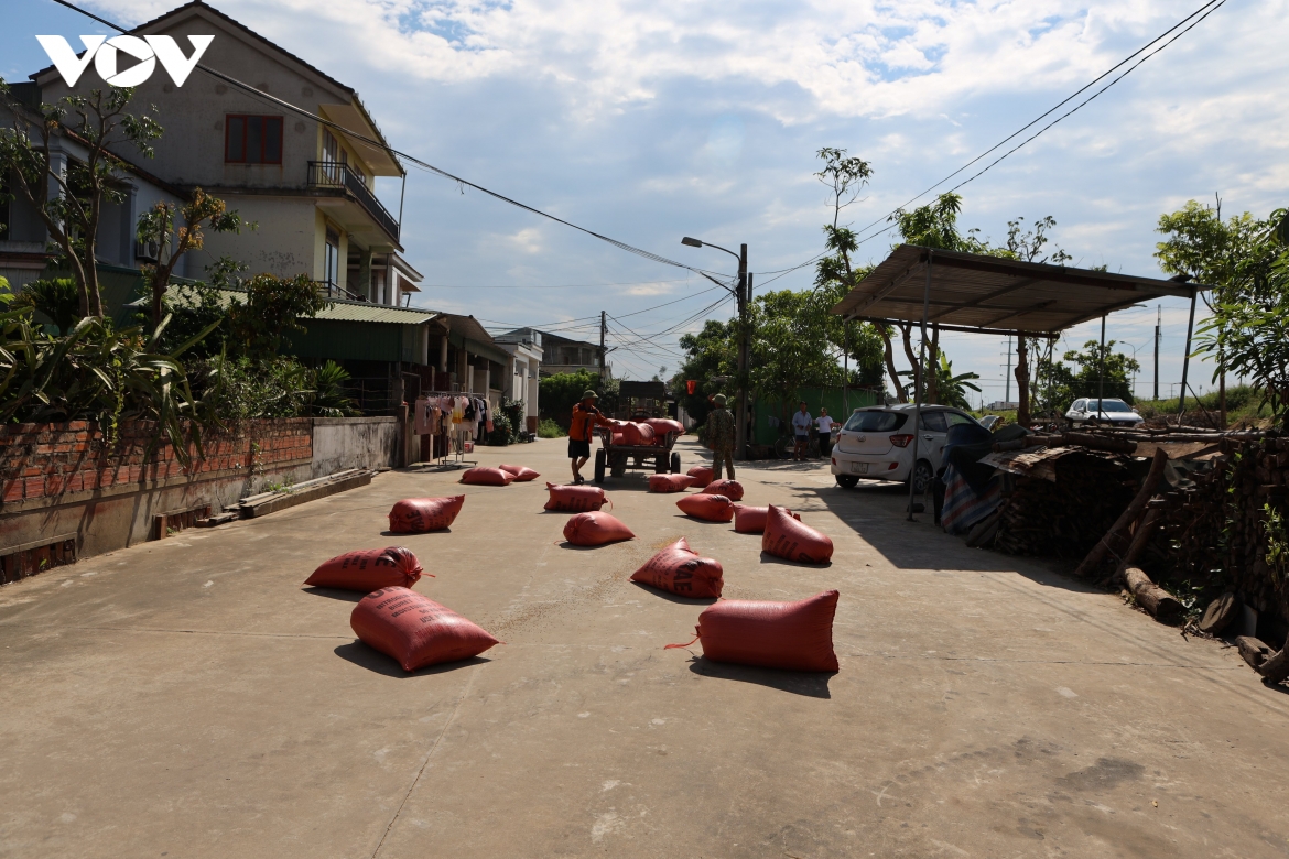 phoi thoc lua tran lan tren duong o nghe an, ha tinh tiem an nguy co tai nan giao thong hinh anh 2