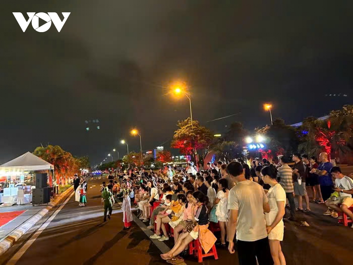 pho di bo bach Dang o Da nang tap nap du khach check-in dip le 30 4 - 1 5 hinh anh 9
