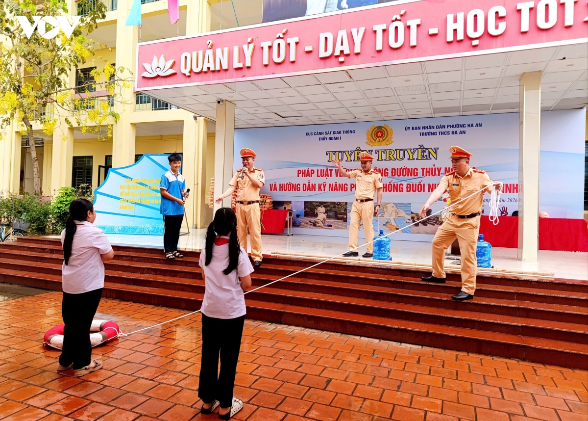 day tre ky nang tu cuu minh truoc nguy co duoi nuoc hinh anh 4