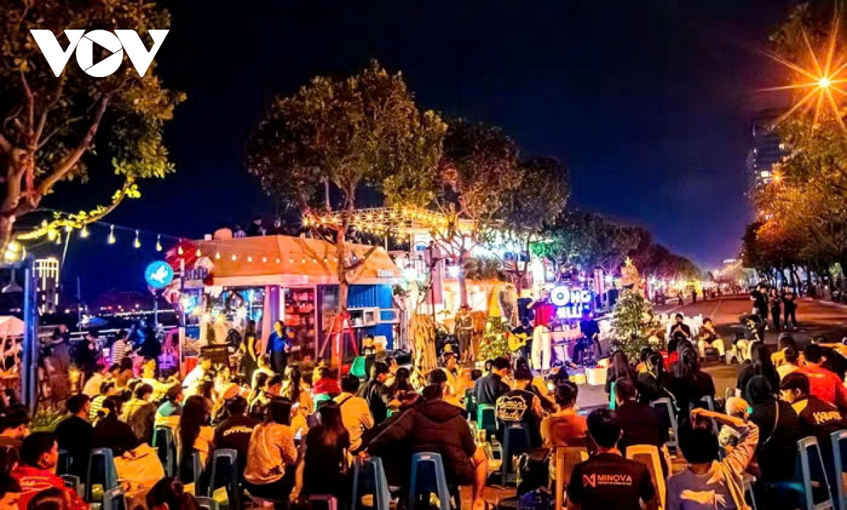 pho di bo bach Dang o Da nang tap nap du khach check-in dip le 30 4 - 1 5 hinh anh 8