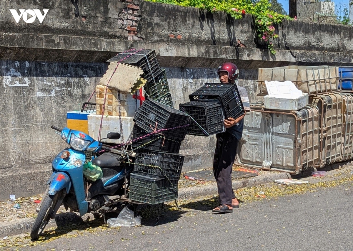 ha noi nhu chao lua , nguoi lao dong ngoai troi gong minh muu sinh hinh anh 5