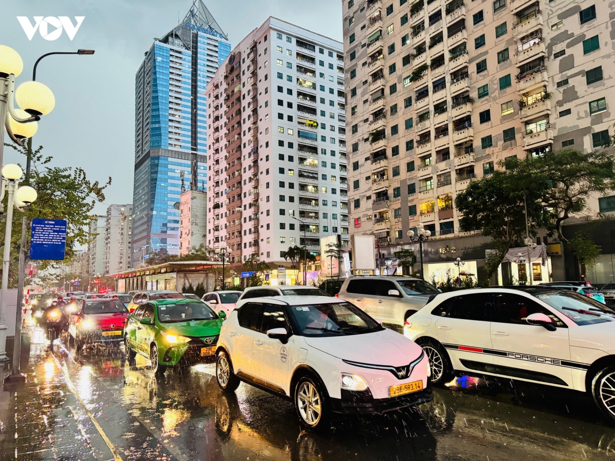ha noi don mua giai nhiet sau chuoi ngay oi nong keo dai hinh anh 4