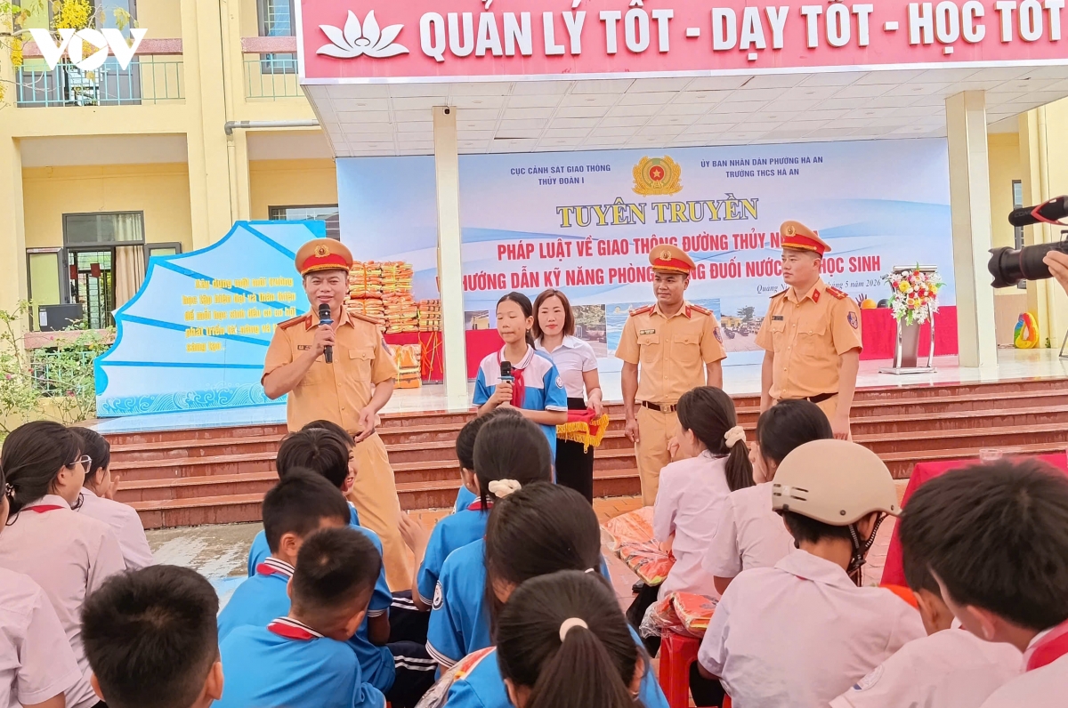 day tre ky nang tu cuu minh truoc nguy co duoi nuoc hinh anh 5