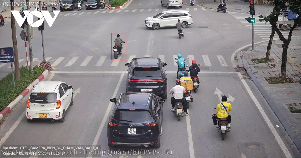 camera ai phat hien hang loat xe vuot den do, khong doi mu bao hiem o ha noi hinh anh 1