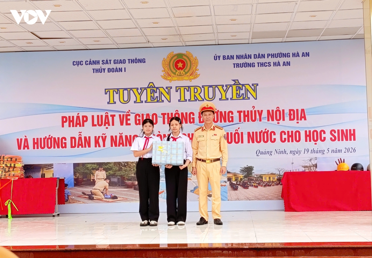 day tre ky nang tu cuu minh truoc nguy co duoi nuoc hinh anh 6