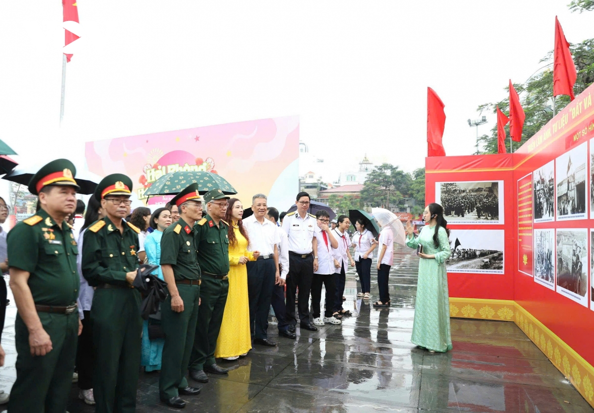 trien lam Dat va nguoi hai phong qua 71 nam xay dung va phat trien hinh anh 2