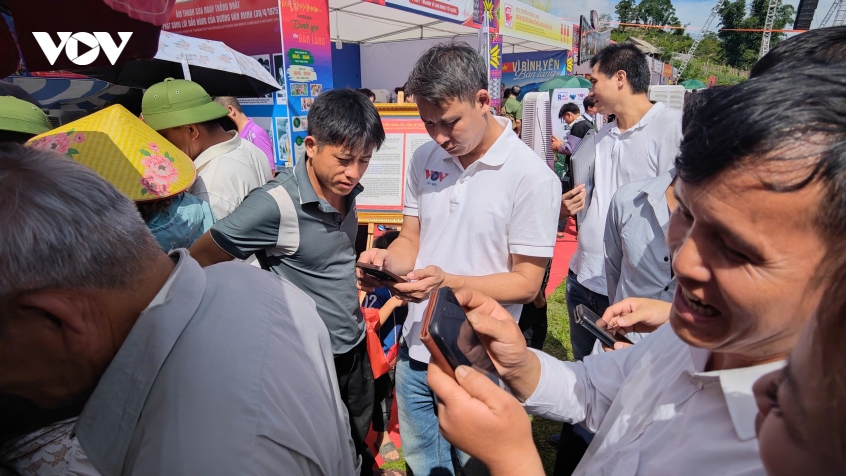  vi binh yen ban lang ket noi thong tin chinh thong voi dong bao vung cao son la hinh anh 8