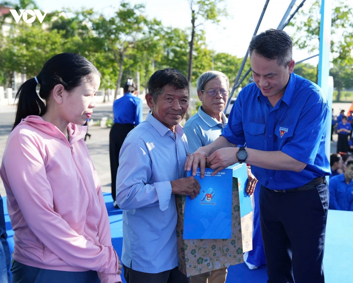 hon 1.000 doan vien thanh nien Da nang ra quan ngay chu nhat xanh hinh anh 4