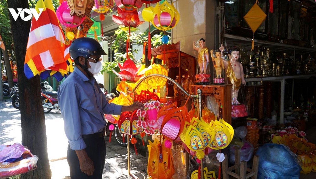hue s vesak celebrations focus on community support and charity picture 1