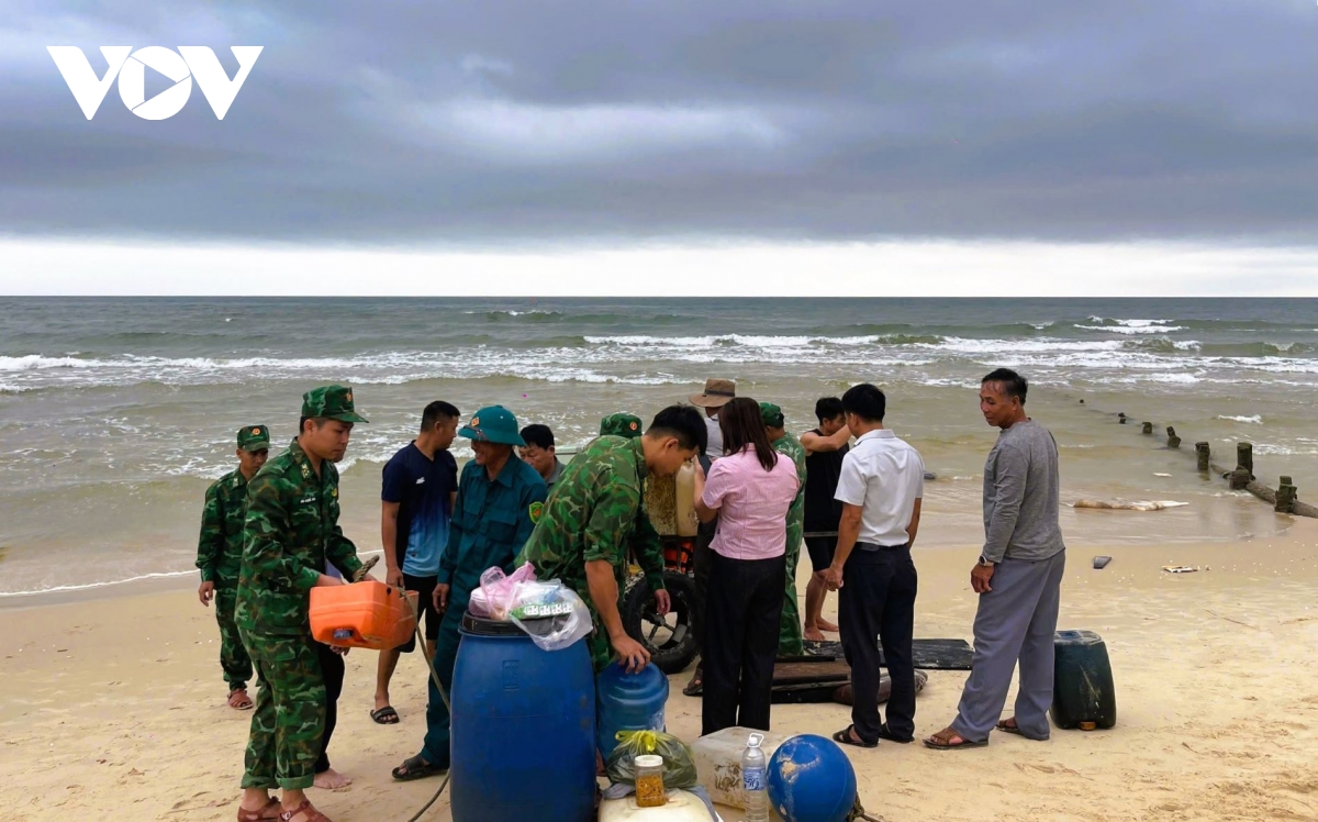 tau ca bi giong loc danh chim, 2 ngu dan quang tri may man thoat nan boi vao bo hinh anh 2
