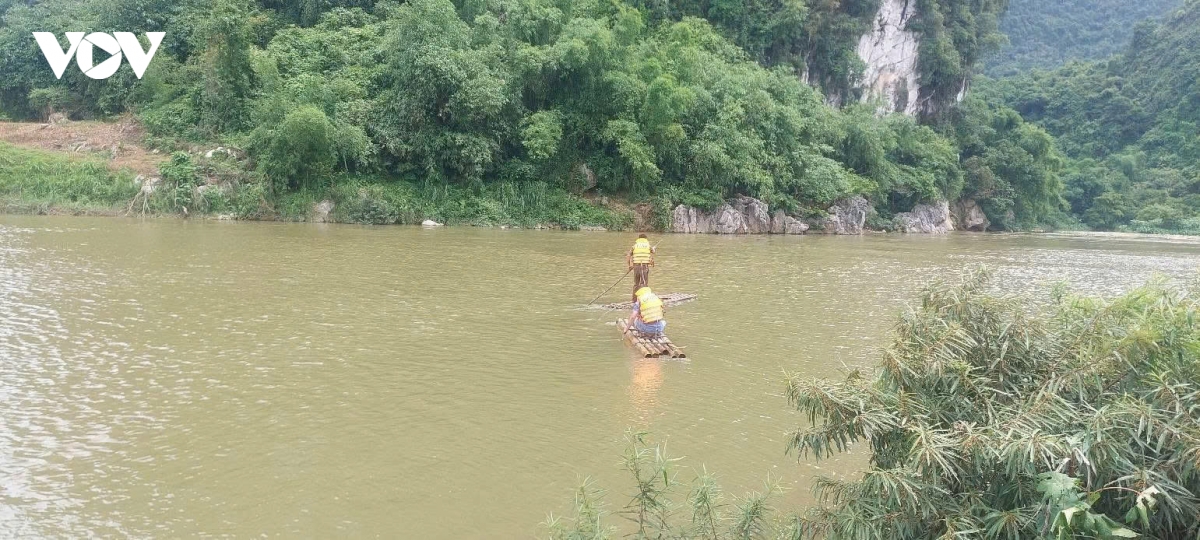 phu tho theo nhom ban di tam song boi, mot hoc sinh mat tich hinh anh 1