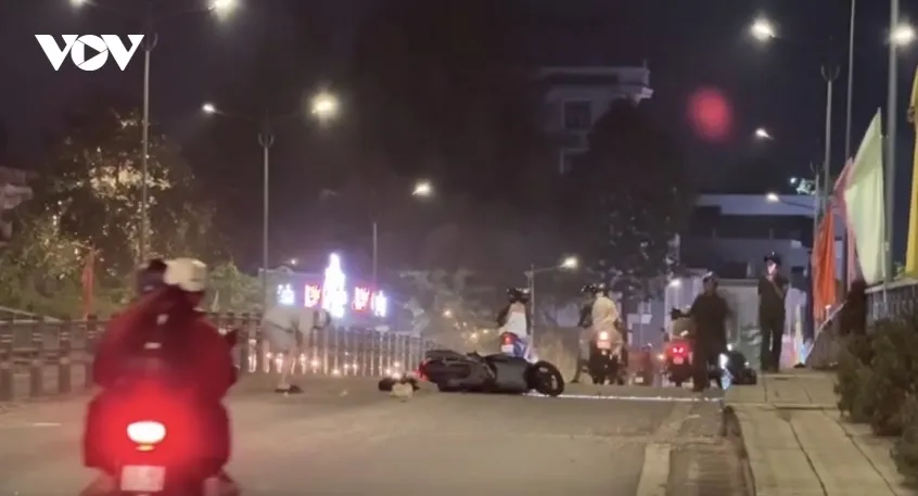 can tho Da roi vai tren cau khien nhieu nguoi di xe may te nga hinh anh 1