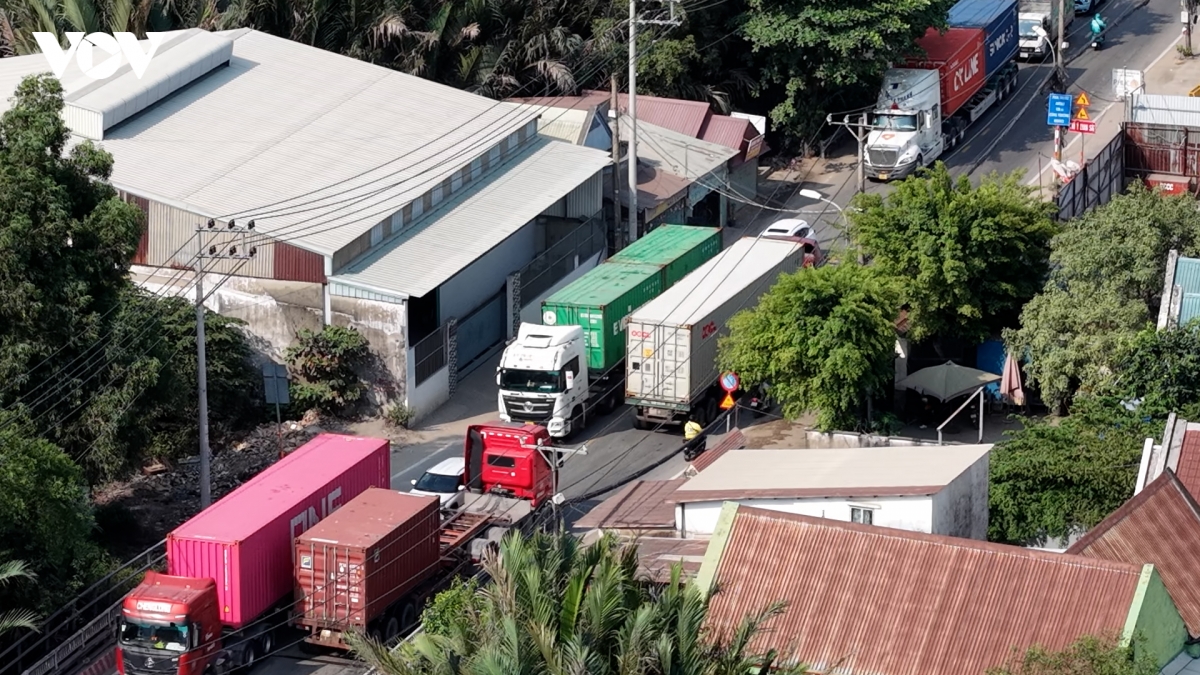  song chung voi container Am anh tren nhung cung duong tu than phia Dong tp.hcm hinh anh 4
