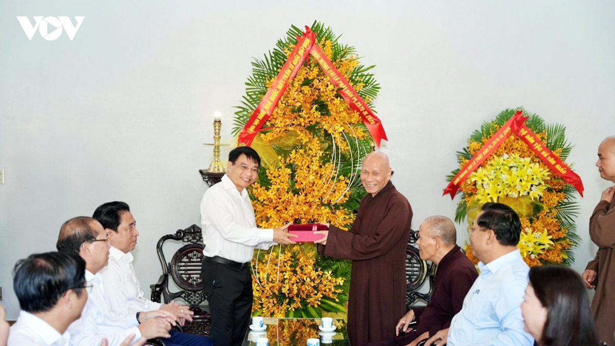 deputy pm extends vesak greetings to vietnam buddhist sangha in hue picture 1
