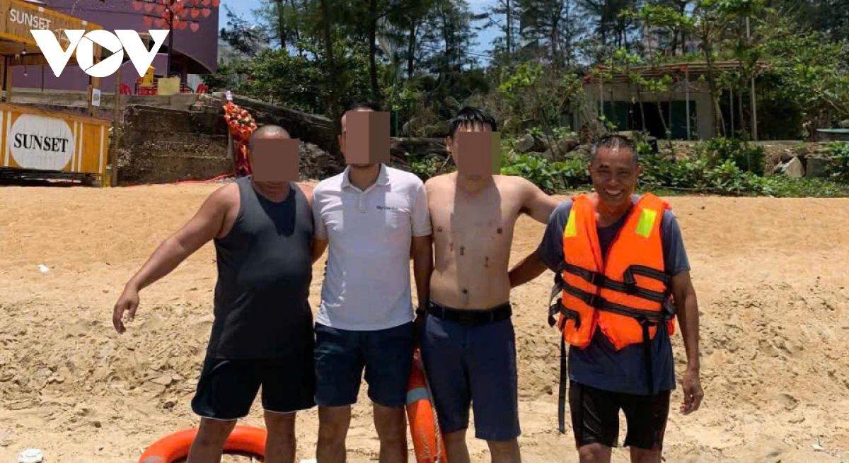 four tourists rescued after being swept by strong waves in central vietnam picture 1