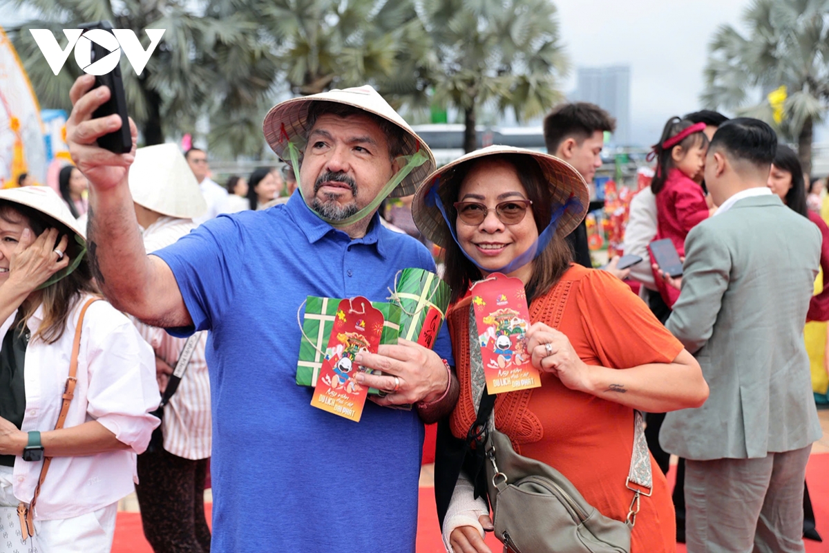 vietnam welcomes over 2 million international visitors in april 2026 picture 1
