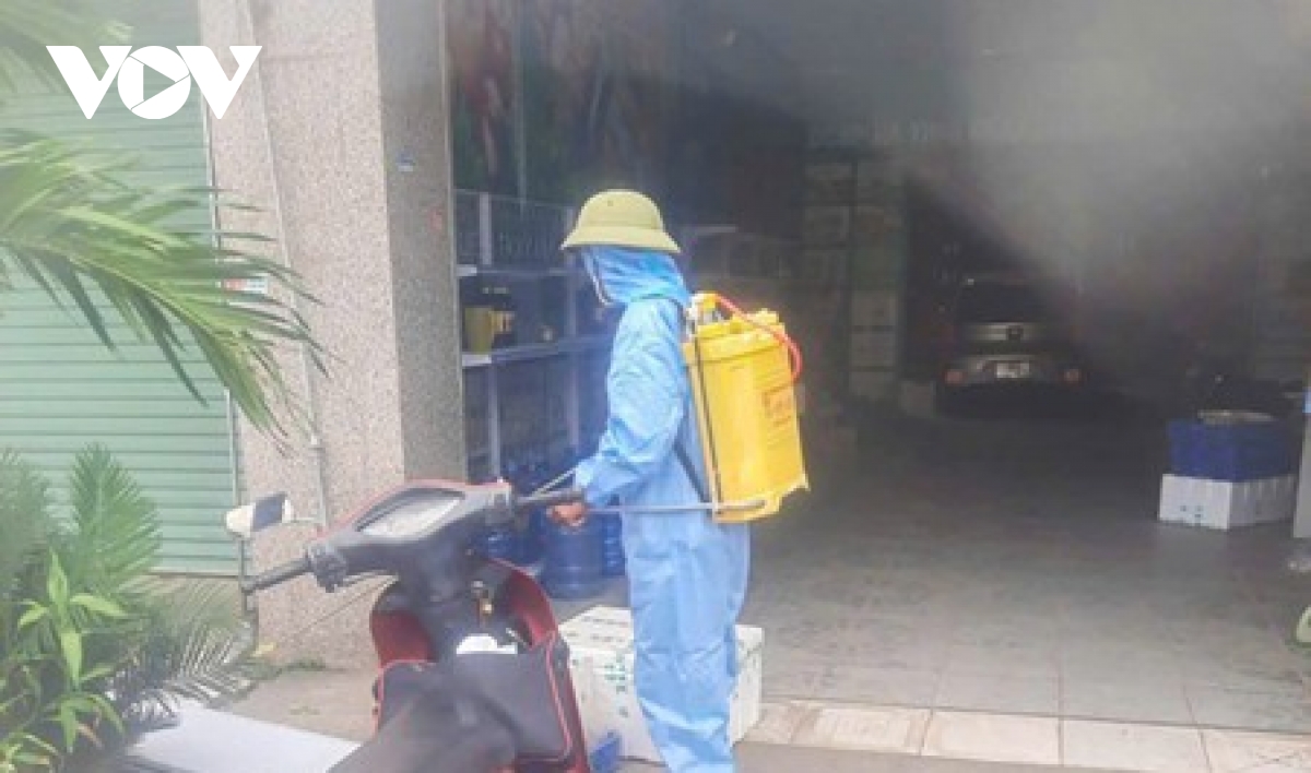 Lực lượng chức năng tổ chức phun hóa chất trực tiếp tại 16 hộ dân xung quanh các ca bệnh và mở rộng phạm vi phun khử khuẩn trong bán kính 200m (ảnh BHT).jpg