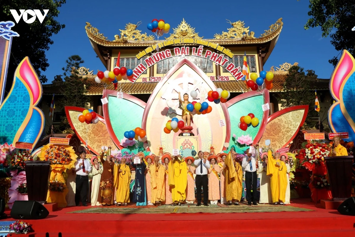 trang nghiem Dai le phat dan phat lich 2570 tai Da nang hinh anh 9