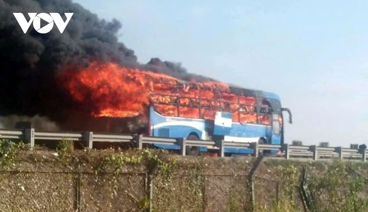 passenger bus catches fire on expressway, passengers evacuate safely picture 1