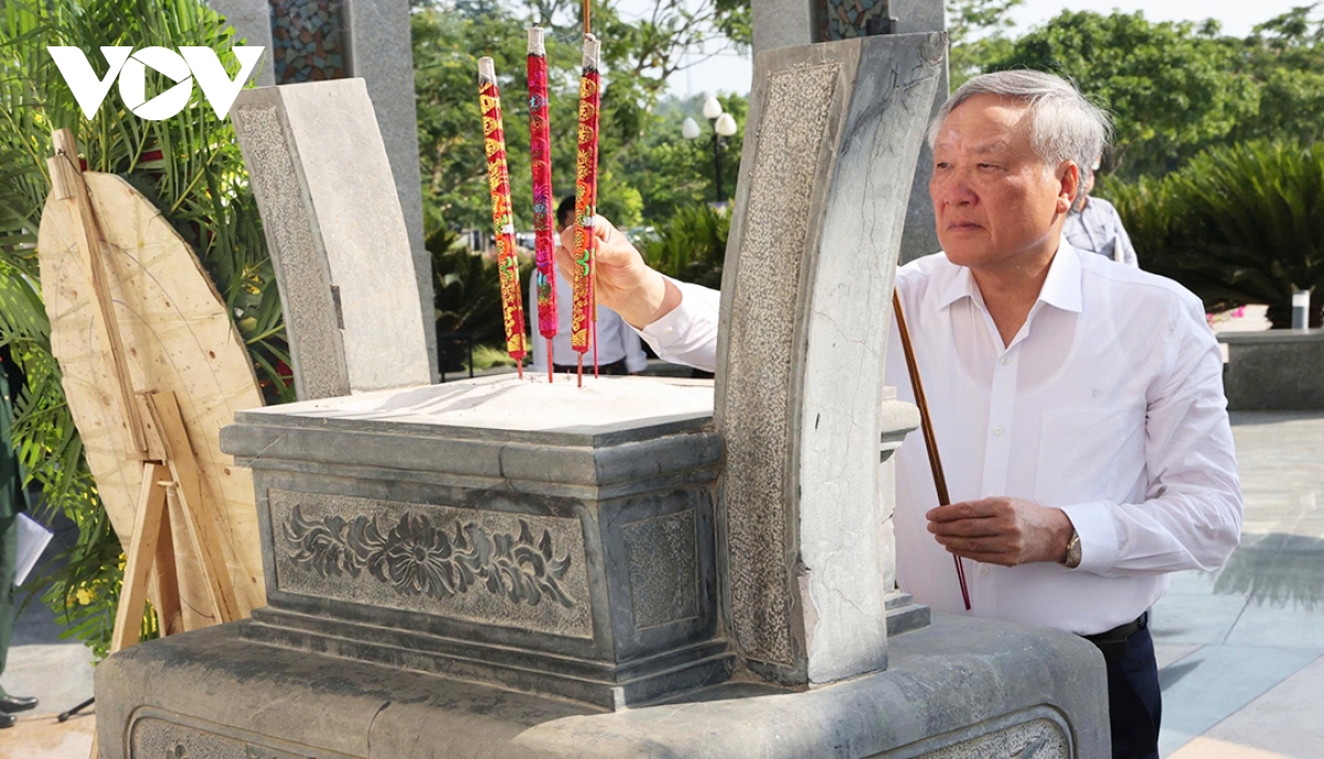 tri an cac anh hung liet si, me viet nam anh hung hinh anh 2
