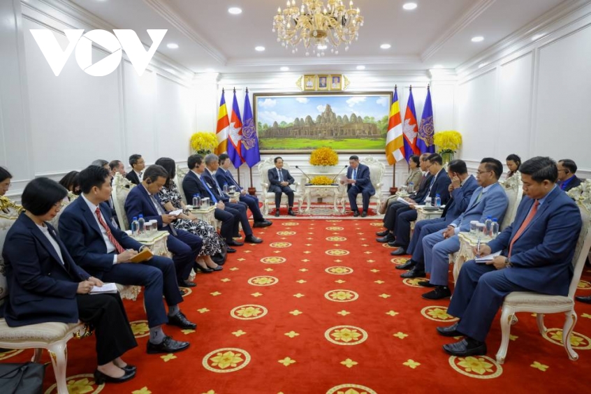 Dong chi trinh van quyet tham va lam viec tai campuchia hinh anh 12