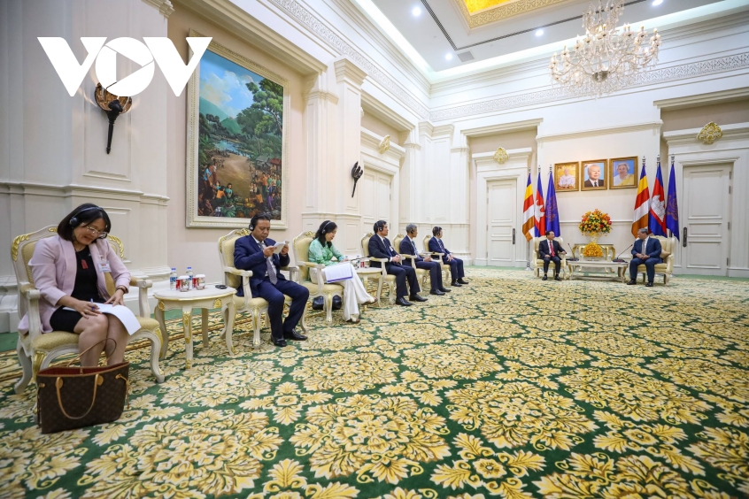 Dong chi trinh van quyet tham va lam viec tai campuchia hinh anh 5