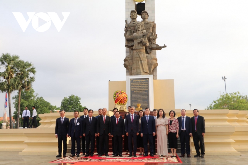 Dong chi trinh van quyet tham va lam viec tai campuchia hinh anh 7