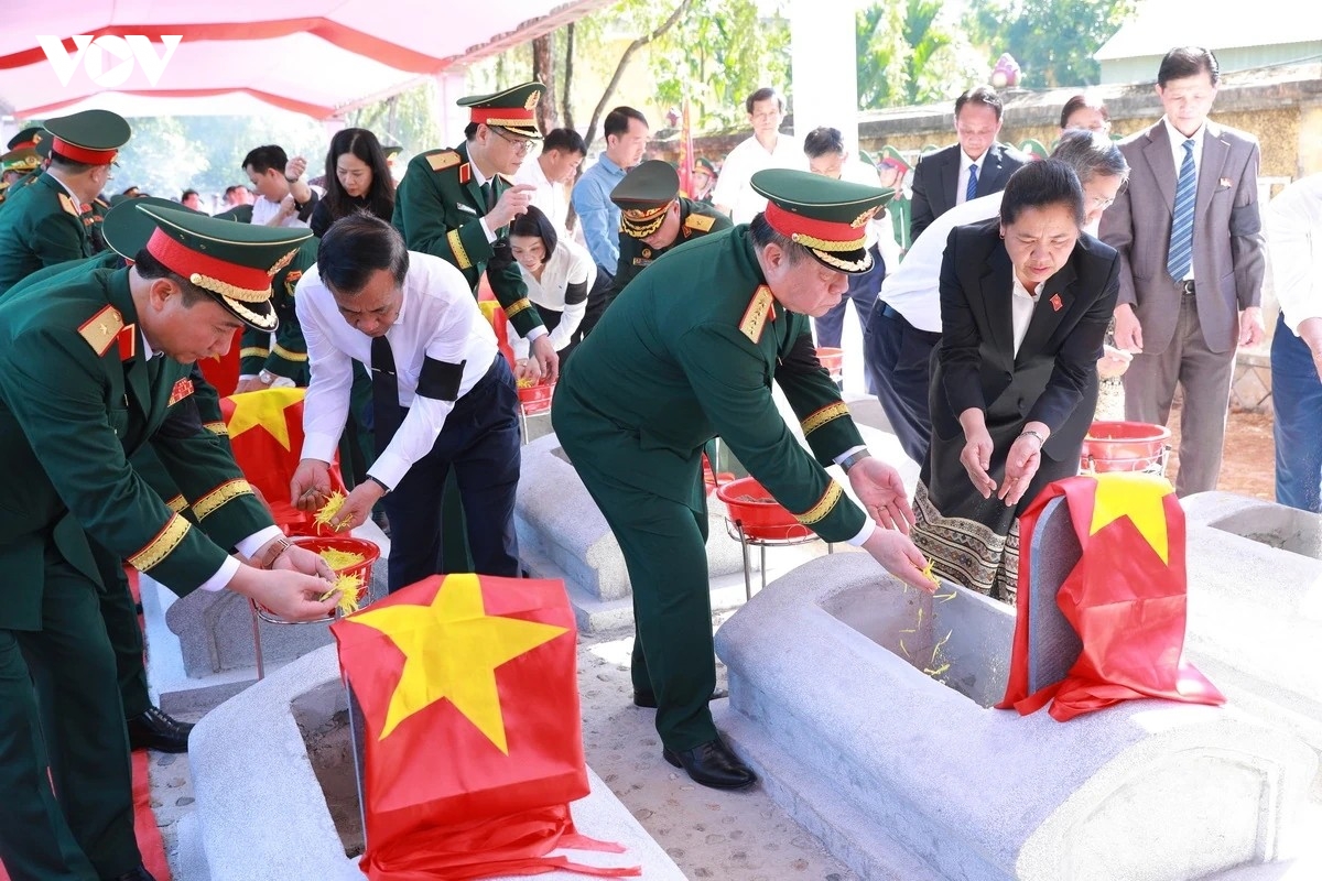 thanh hoa truy dieu va an tang hai cot 19 anh hung, liet sy hy sinh tai lao hinh anh 10