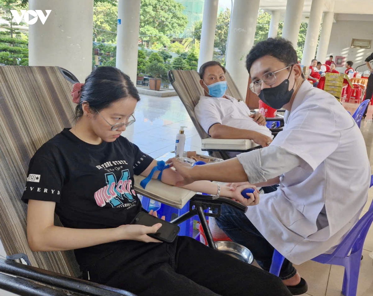 400 doanh nhan, sinh vien Da nang tham gia ngay hoi hien mau tinh nguyen hinh anh 2
