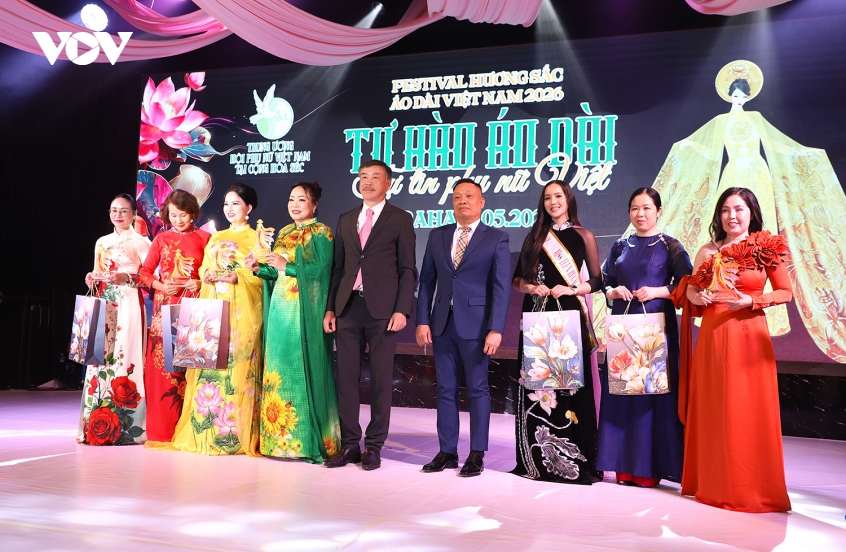 ruc ro festival huong sac Ao dai viet nam 2026 tai cong hoa sec hinh anh 7