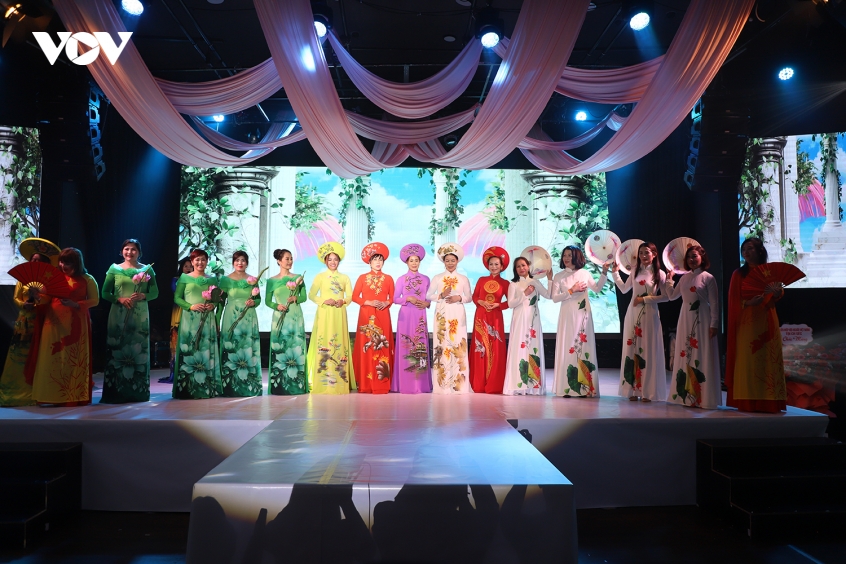 ruc ro festival huong sac Ao dai viet nam 2026 tai cong hoa sec hinh anh 5