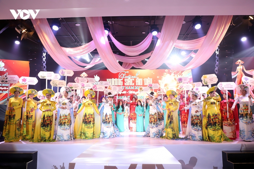 ruc ro festival huong sac Ao dai viet nam 2026 tai cong hoa sec hinh anh 2