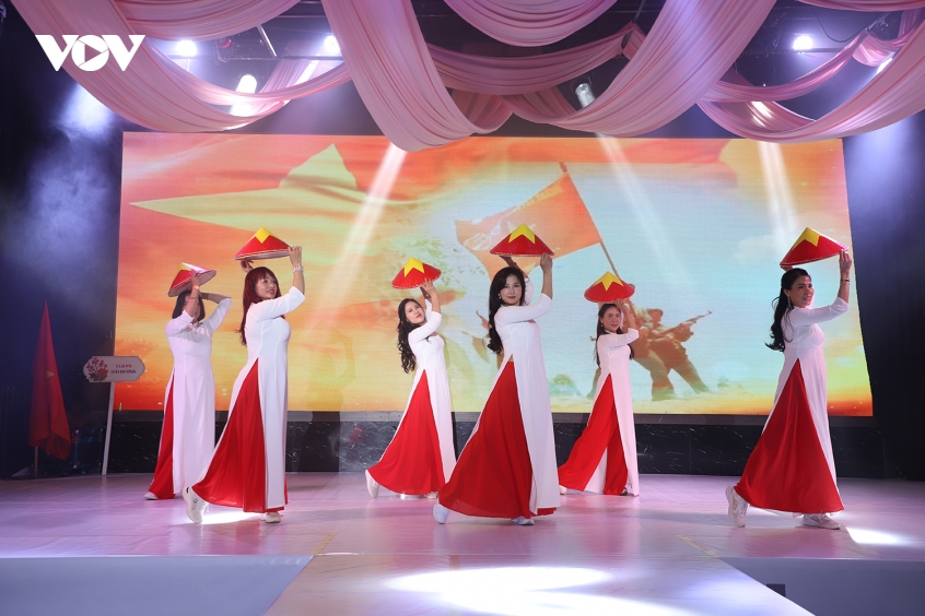 ruc ro festival huong sac Ao dai viet nam 2026 tai cong hoa sec hinh anh 3
