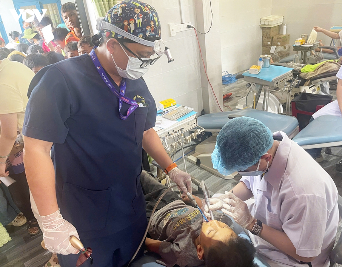 kham suc khoe rang mieng mien phi cho hoc sinh tai xa mien nui Da nang hinh anh 1