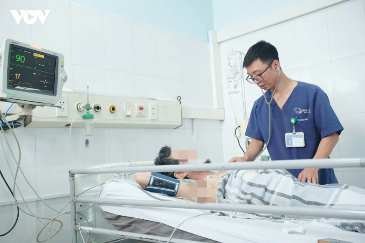 quang ninh lien tiep cap cuu benh nhan soc nhiet giua dot nang nong hinh anh 1