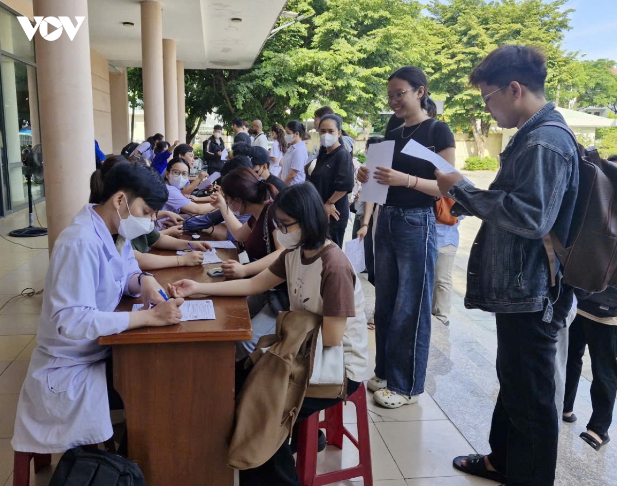 400 doanh nhan, sinh vien Da nang tham gia ngay hoi hien mau tinh nguyen hinh anh 1