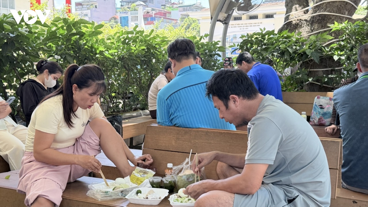 nguoi cham benh nhan chat vat chong choi voi thoi tiet nong nhu do lua o ha noi hinh anh 7