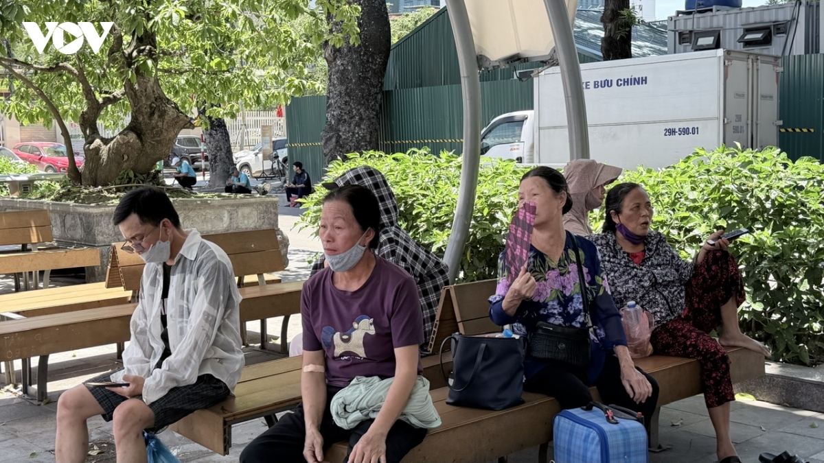 nguoi cham benh nhan chat vat chong choi voi thoi tiet nong nhu do lua o ha noi hinh anh 10
