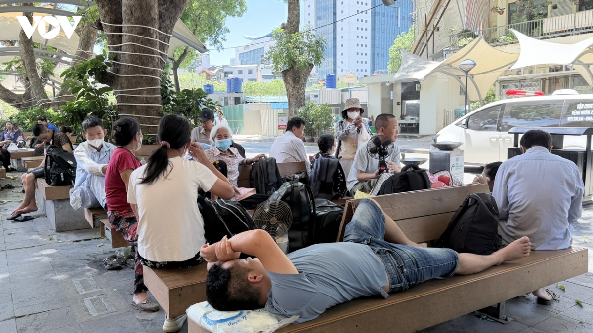 nguoi cham benh nhan chat vat chong choi voi thoi tiet nong nhu do lua o ha noi hinh anh 3