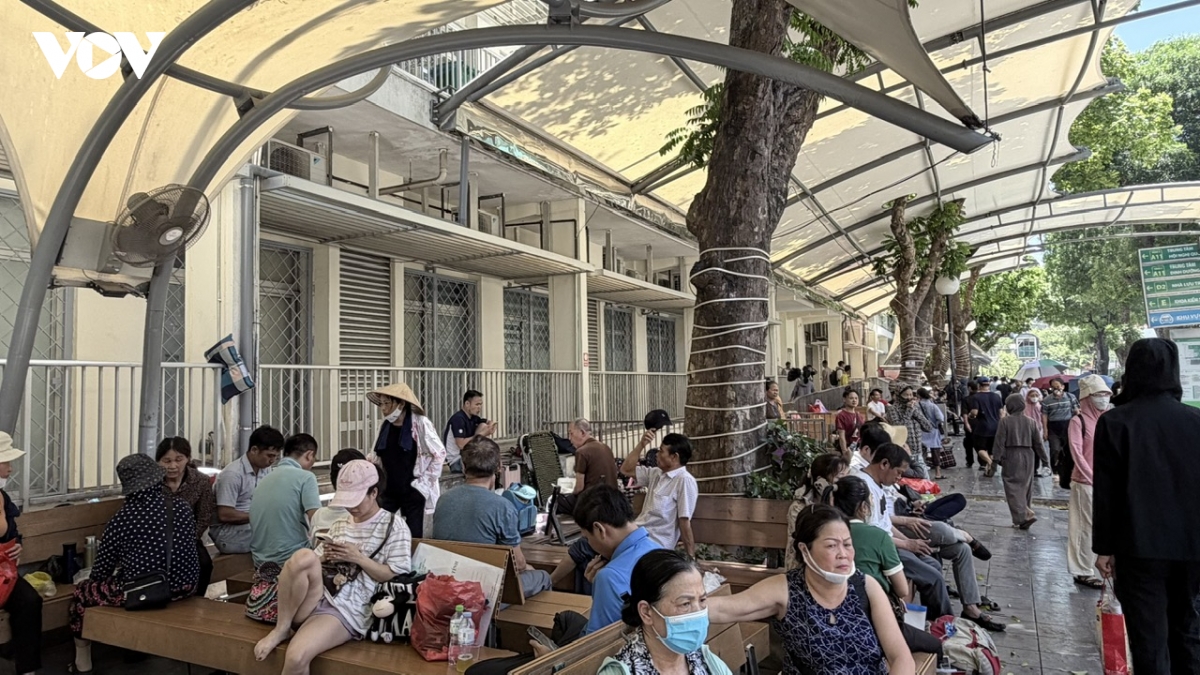 nguoi cham benh nhan chat vat chong choi voi thoi tiet nong nhu do lua o ha noi hinh anh 6