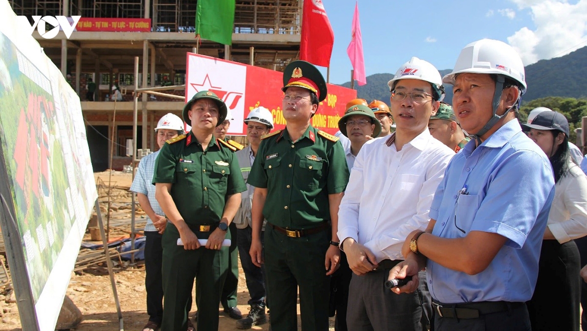 bo truong hoang minh son kiem tra tien do xay truong ptnt lien cap tai Da nang hinh anh 1