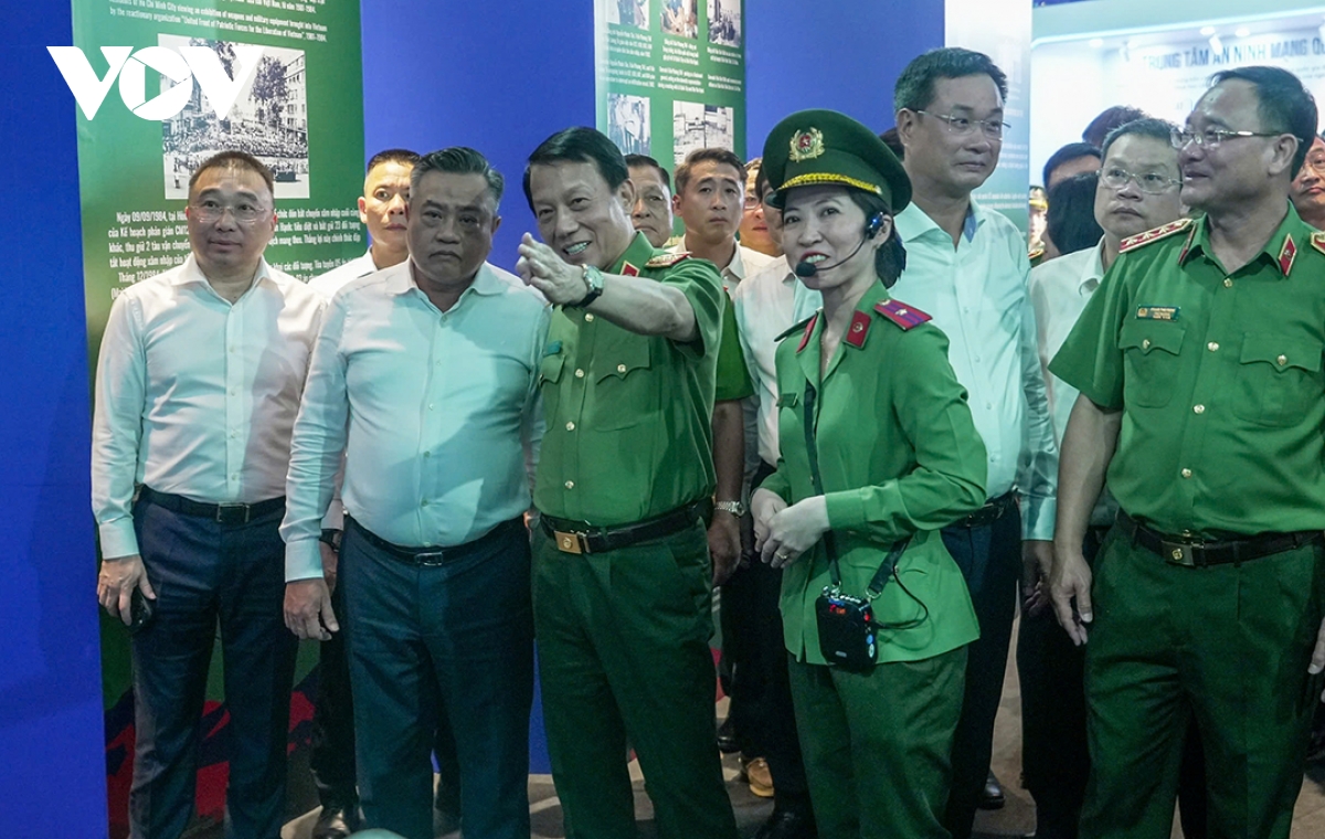 man nhan gala nghe thuat to quoc binh yen ben song han, Da nang hinh anh 1