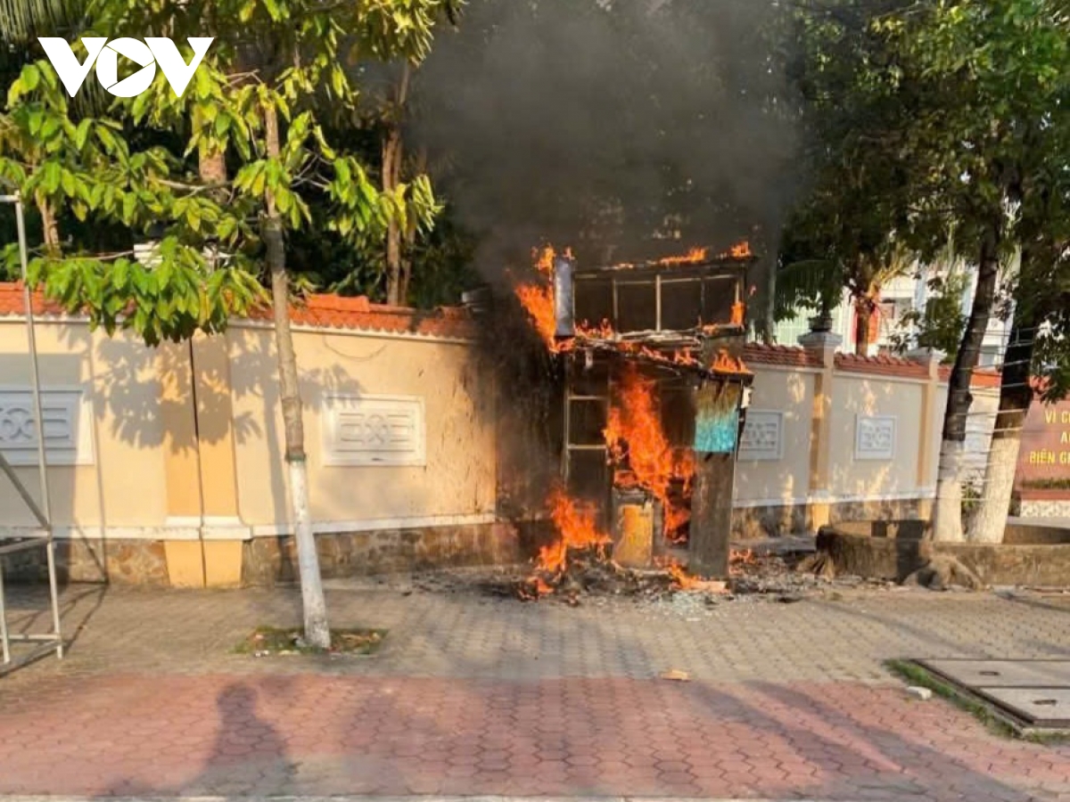 tru atm o ca mau boc chay vao sang som, thiet hai khoang 500 trieu dong hinh anh 1