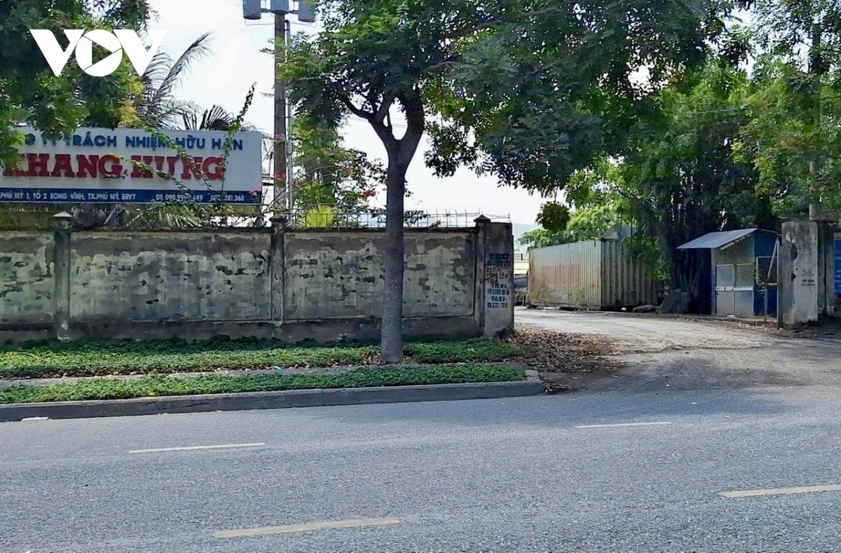 buc tuong ngan cach khu cong nghiep o tp.hcm bi pha do lam noi kinh doanh hinh anh 2