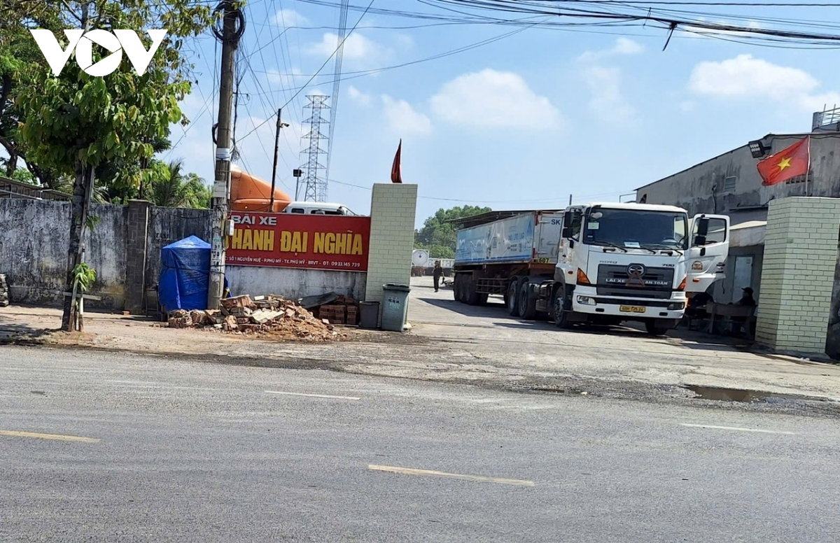 Bức tường ngăn cách khu công nghiệp ở TP.HCM bị phá dỡ làm nơi kinh doanh