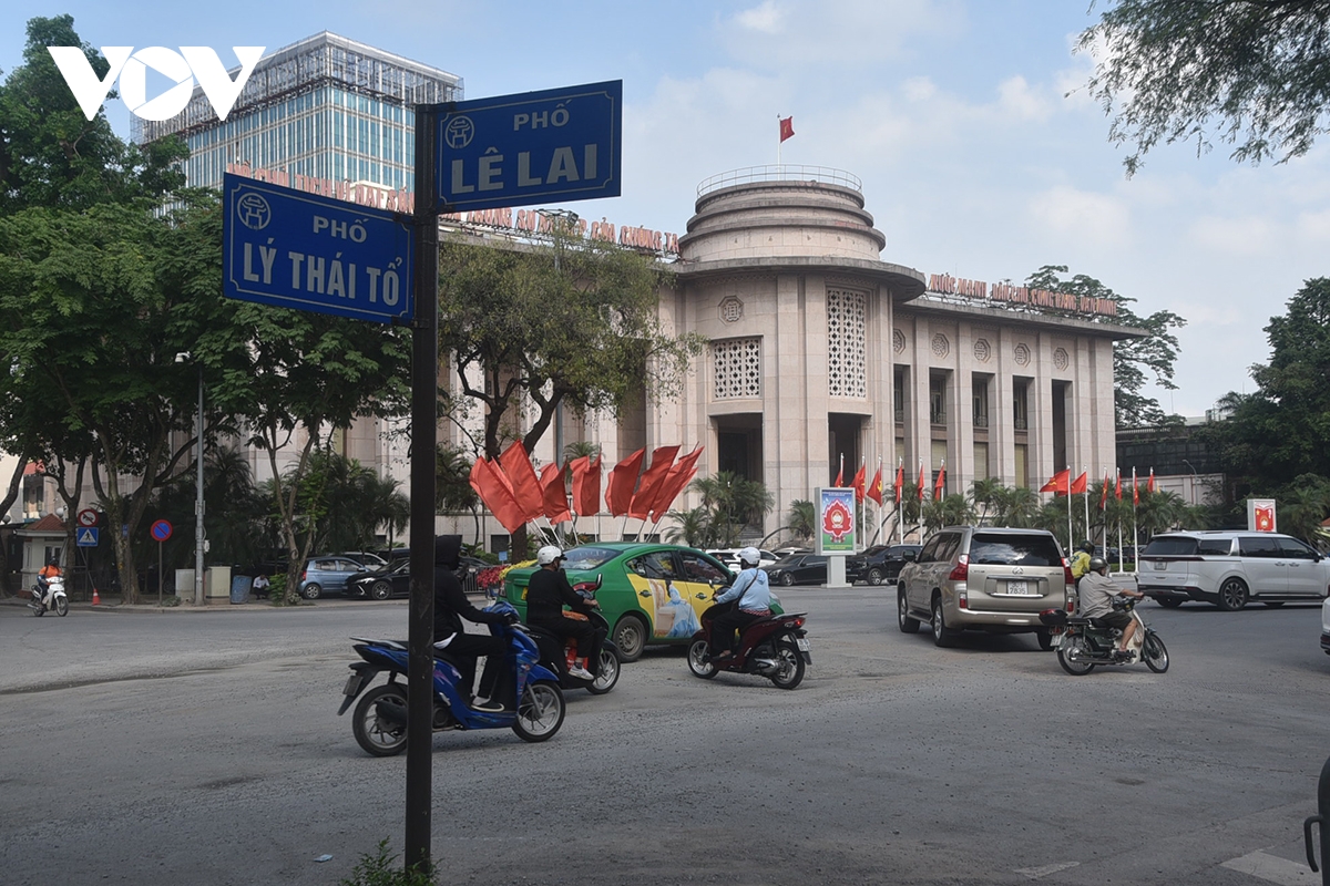 pho phuong trung tam ha noi bui mu, mat duong nham nho sau thi cong chong ngap hinh anh 1