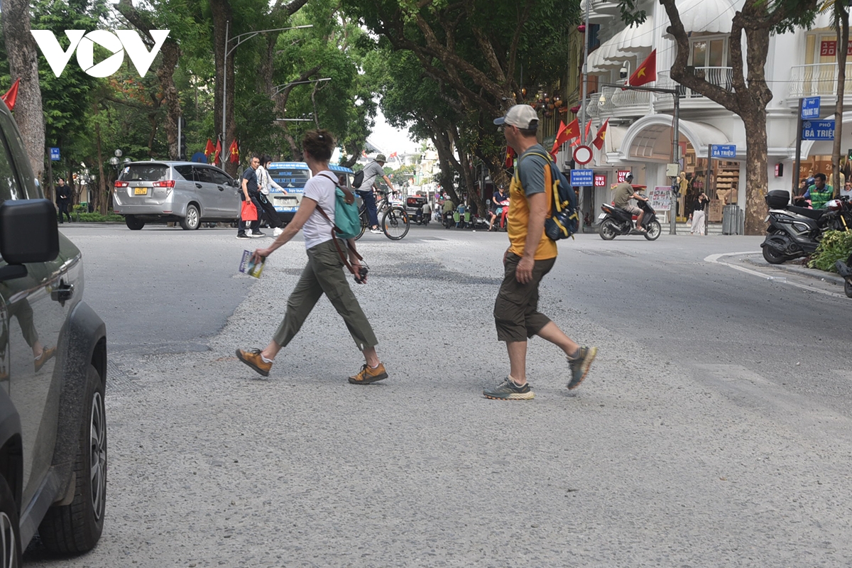 pho phuong trung tam ha noi bui mu, mat duong nham nho sau thi cong chong ngap hinh anh 9