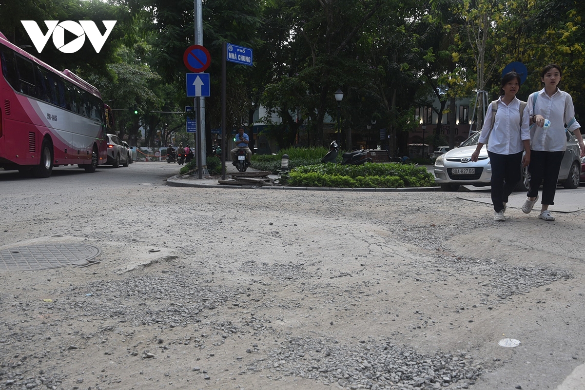 pho phuong trung tam ha noi bui mu, mat duong nham nho sau thi cong chong ngap hinh anh 10