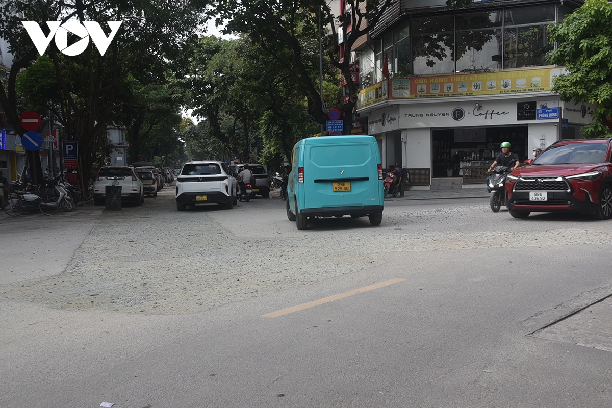 pho phuong trung tam ha noi bui mu, mat duong nham nho sau thi cong chong ngap hinh anh 13