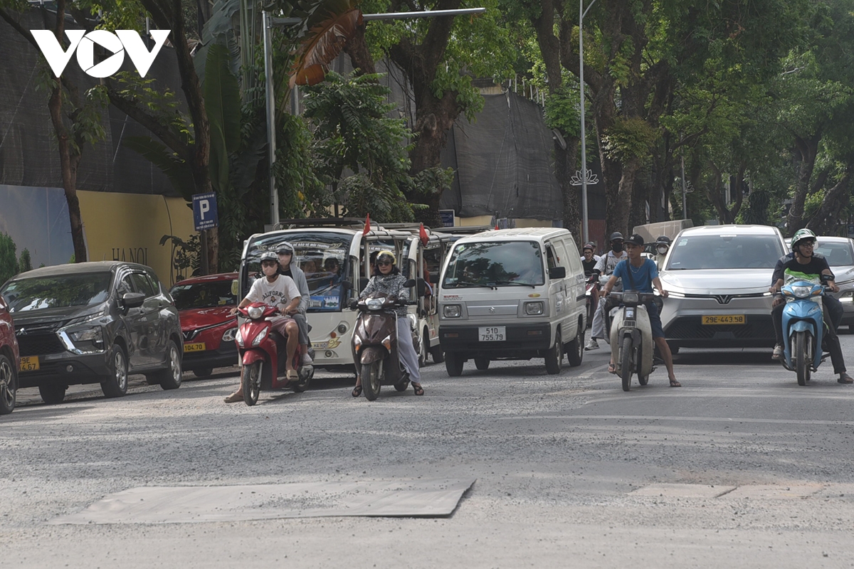 pho phuong trung tam ha noi bui mu, mat duong nham nho sau thi cong chong ngap hinh anh 2
